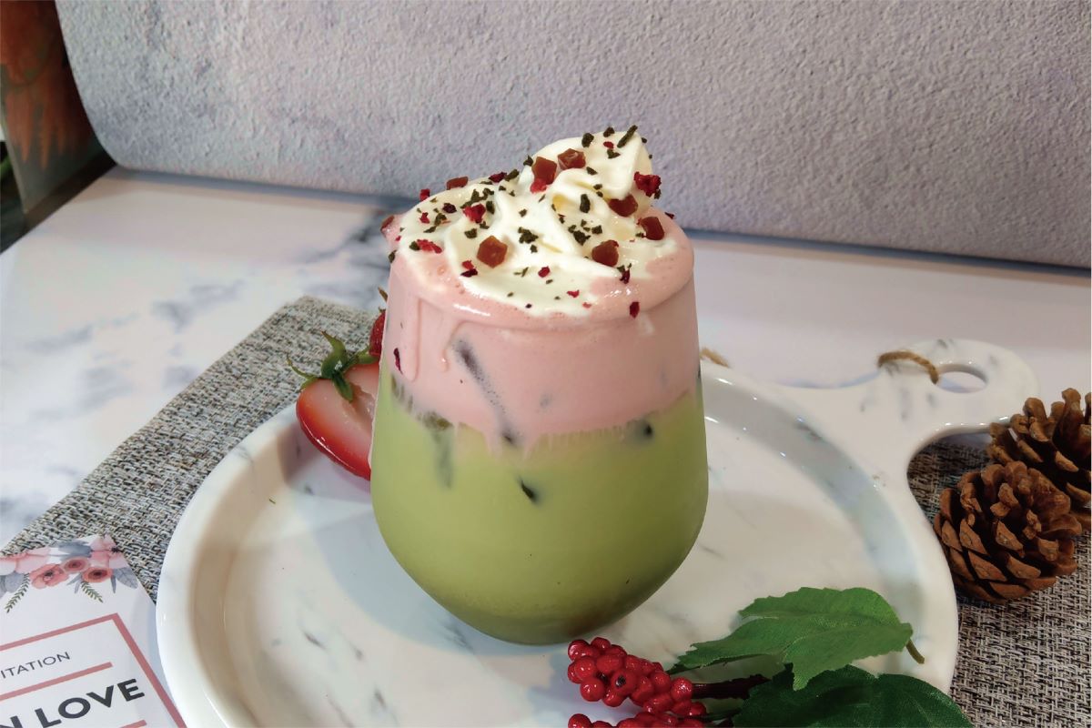 Twinkle Christmas Night (Green milk tea topped red velvet flavored cream)